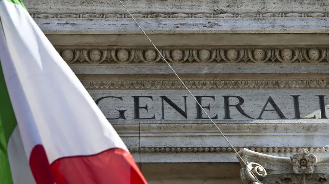 La sede delle Generali in piazza Venezia 23 febbraio 2011 a Roma.alza in territorio positivo Piazza Affari dopo oltre 3 ore di contrattazioni, con il Ftse Mib in crescita dello 0,5% a 22.166 punti, dopo aver ceduto fino allo 0,5% nel corso di una mattinata piuttosto fiacca. Le improvvise dimissioni di Cesare Geronzi dalla presidenza di Generali (+4,27% a 16,13 euro) nel giorno del cda del Leone, hanno fatto la differenza, spingendo sull'indice di riferimento e risvegliando così la piazza milanese da una situazione di torpore.