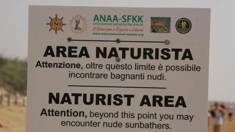 cartello di avviso innaugurazione spiaggia naturista jesolo ve - Il cartello che delimita l'inizio della spiaggia naturista