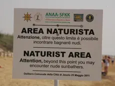 cartello di avviso innaugurazione spiaggia naturista jesolo ve - Il cartello che delimita l'inizio della spiaggia naturista