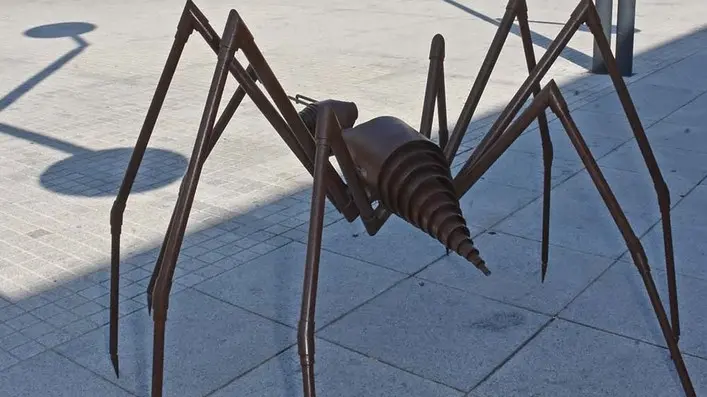 DE POLO - DINO TOMMASELLA - SAN DONA' DI P. - LA SCULTURA DEL RAGNO DI PECORELLI IN PIAZZA INDIPENDENZA