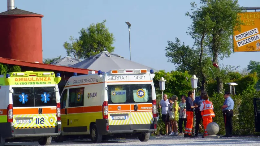 Ambulanze e carabinieri davanti al ristorante Vecio Piave