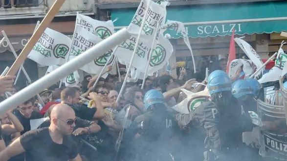 Militanti antilega e forze dell'ordine si affrontano oggi pomeriggio, 17 settembre 2011 ai piedi del ponte degli Scalzi, nei pressi della stazione ferroviaria. ANSA/ANDREA MEROLA