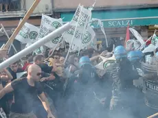 Militanti antilega e forze dell'ordine si affrontano oggi pomeriggio, 17 settembre 2011 ai piedi del ponte degli Scalzi, nei pressi della stazione ferroviaria. ANSA/ANDREA MEROLA