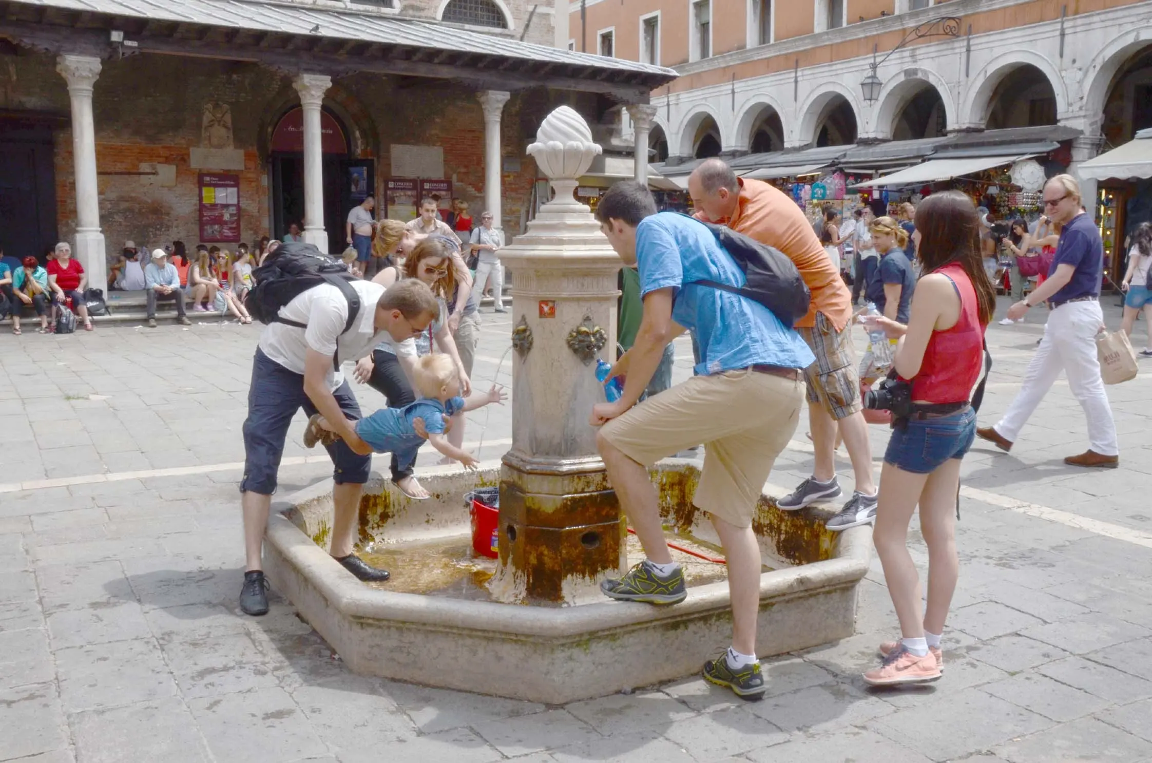 INTERPRESS/GF.TAGLIAPIETRA. 14.06.2014.- GRANDE AFA A VENEZIA. TURISTI CHE CERCANO REFRIGERIO ALLE FONTANELLE