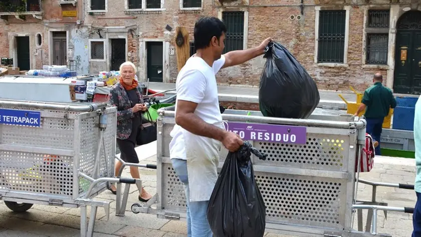 Interpress/Mazzega Venezia, 05.10.2016.- Veritas Campo San Barnaba, Dorsoduro, iniziata la raccolta rifiuti "porta a porta".- Nella foto dalle 6,30 all3e 8,30 l'utenza porta i rifiuti direttamente alla barca.-