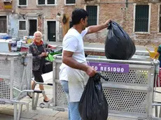 Interpress/Mazzega Venezia, 05.10.2016.- Veritas Campo San Barnaba, Dorsoduro, iniziata la raccolta rifiuti "porta a porta".- Nella foto dalle 6,30 all3e 8,30 l'utenza porta i rifiuti direttamente alla barca.-