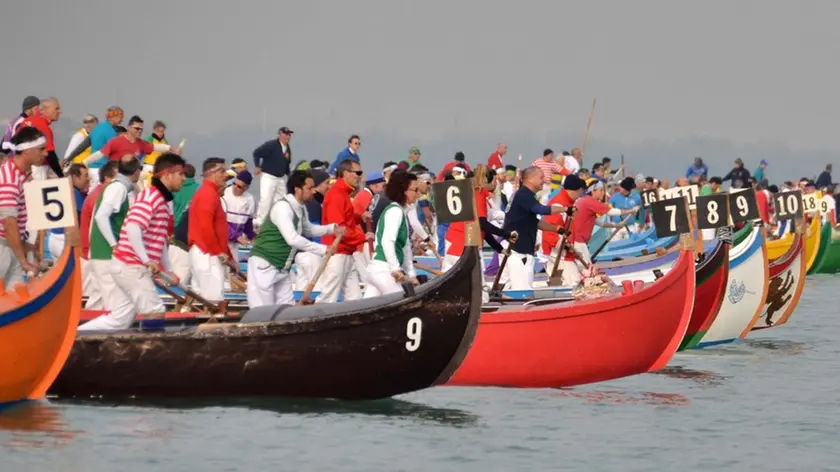 Interpress/M.Tagliapietra Venezia 29.11.2015.- Regata con 50 Caorline. Laguna dietro Saccafisola e Giudecca.