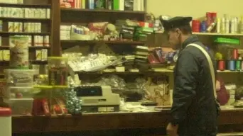 L’interno di una tabaccheria con un carabiniere