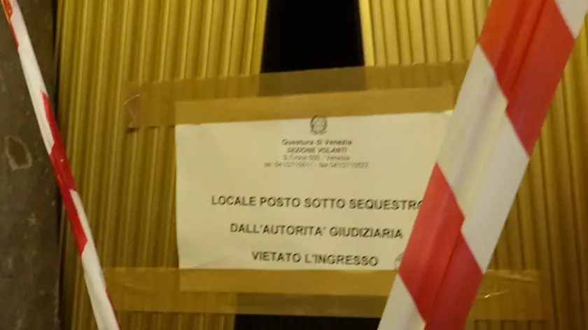 L’ascensore divelto in via Rampa Cavalcavia