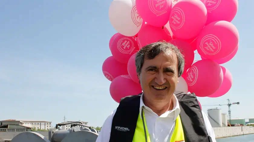 AGENZIA: Candussi. GIORNALISTA: Costa. DESCRIZIONE: manifestazione del candidato sindaco Luigi Brugnaro a bordo di 4 rimorchiatori, nella foto la partenza dal Canale Brentella, Marghera.