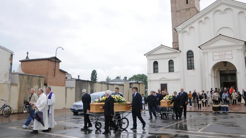 I feretri all'uscita dalla chiesa di Gambarare (foto Pòrcile)