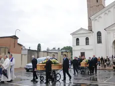 I feretri all'uscita dalla chiesa di Gambarare (foto Pòrcile)