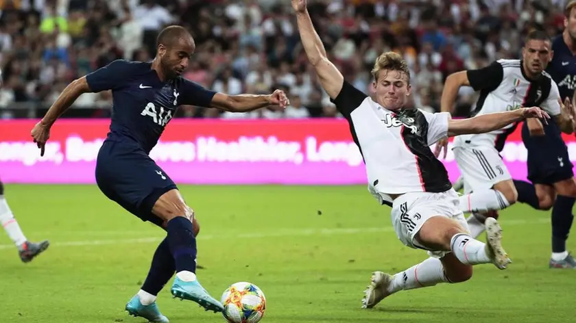 Juventus' Matthijs de Ligt (2-R) in action against Tottenham's Lucas Moura (L) during the International Champions Cup (ICC) soccer match between Juventus FC and Tottenham Hotspur at the National Stadium in Singapore, 21 July 2019. ANSA/WALLACE WOON