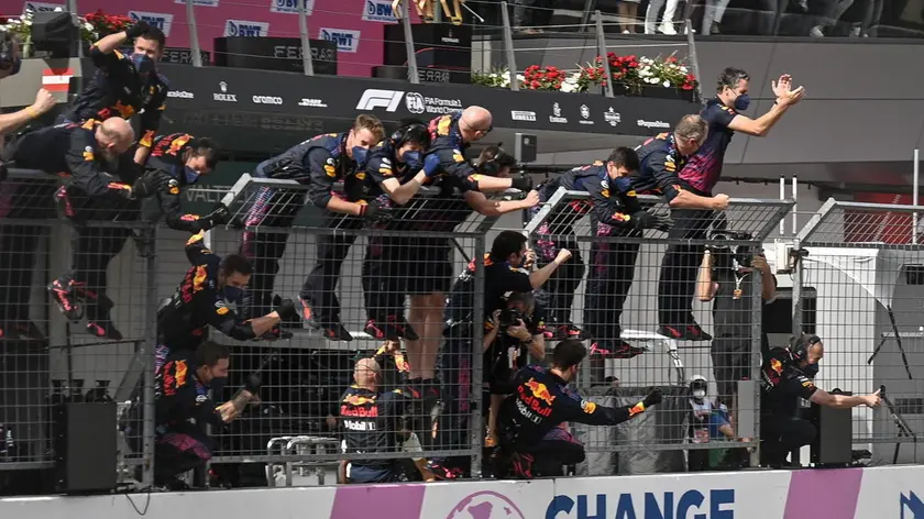 epa09322396 Dutch Formula One driver Max Verstappen of Red Bull Racing crosses the finish line to win the Formula One Grand Prix of Austria at the Red Bull Ring in Spielberg, Austria, 04 July 2021. EPA/CHRISTIAN BRUNA