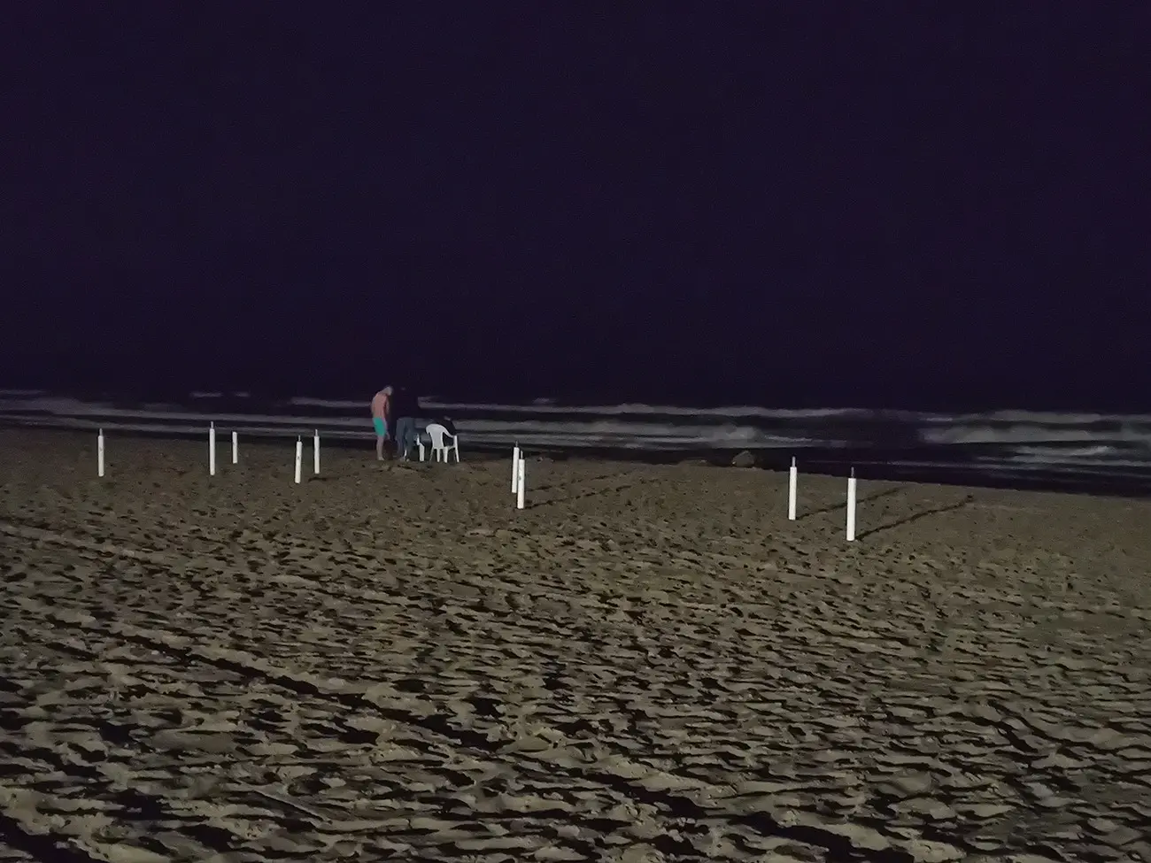 Intanto sono già cominciati i tuffi notturni in mare (Foto Vianello)