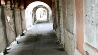 Il forte degrado dei portici di riva Vena a Chioggia