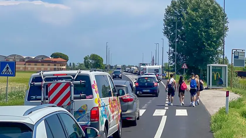 Nei piani di Regione e Veneto Strade, scene come questa non dovrebbero più vedersi in direzione Jesolo con la nuova Via del Mare