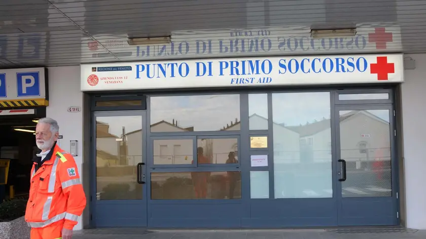 Interpress/Mazzega Mion Venezia, 06.03.2014.- La rottura di una cinghia motore, fa esplodere radiatore posizionato al lato della porta posteriore di un Bus ACTV ustionando due passeggeri al momento dello sbarco in Piazzale Roma.- Nella foto il punto di primo soccorso dove sono stati portati i due feriti