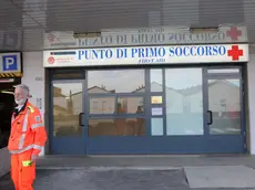 Interpress/Mazzega Mion Venezia, 06.03.2014.- La rottura di una cinghia motore, fa esplodere radiatore posizionato al lato della porta posteriore di un Bus ACTV ustionando due passeggeri al momento dello sbarco in Piazzale Roma.- Nella foto il punto di primo soccorso dove sono stati portati i due feriti