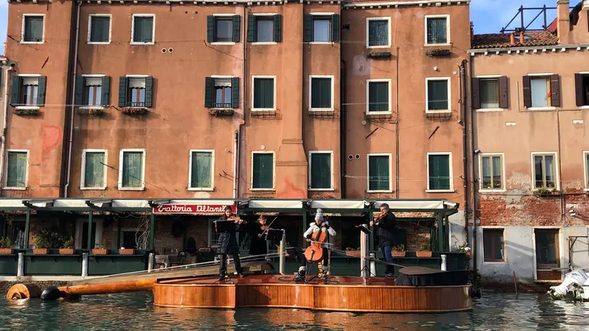 Il violino di De Marchi con a bordo i giovani musicisti