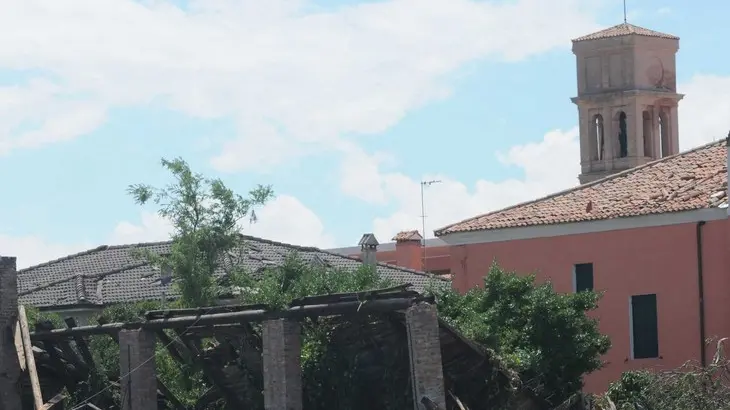 Una tromba d'aria ha devastato il litorale di Pellestrina, a Venezia nella laguna sud, ingenti i danni alle abitazioni. E' drammatico il bilancio del maltempo che ieri sera ha colpito il Veneto, con grandinate e trombe d'aria che hanno causato anche un morto, nel veronese, e una ventina di feriti lievi, nel padovano. Andrea Merola/ANSA