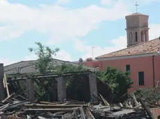 Una tromba d'aria ha devastato il litorale di Pellestrina, a Venezia nella laguna sud, ingenti i danni alle abitazioni. E' drammatico il bilancio del maltempo che ieri sera ha colpito il Veneto, con grandinate e trombe d'aria che hanno causato anche un morto, nel veronese, e una ventina di feriti lievi, nel padovano. Andrea Merola/ANSA