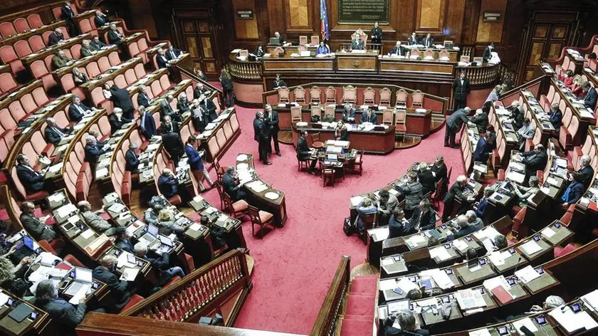 Un momento nell'aula del Senato durante le dichiarazioni di voto sul Def, Roma, 27 Aprile 2016. ANSA/ GIUSEPPE LAMI