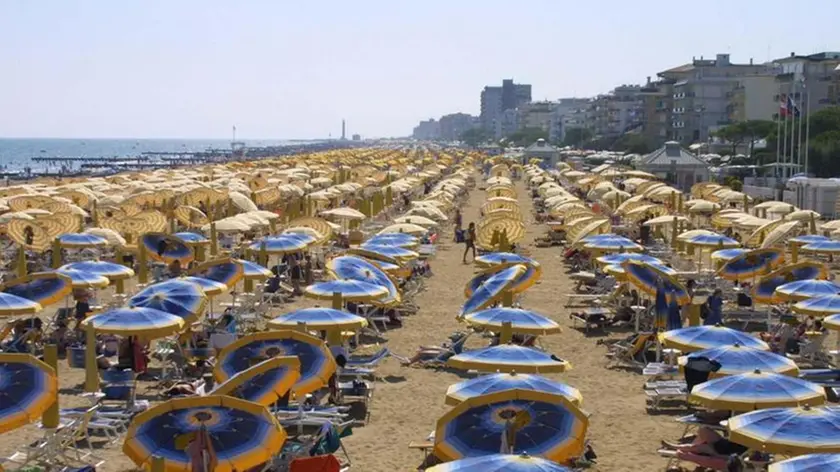 Jesolo (VE):.La spiaggia..02/08/2001 © Light Image Studio..Morsego.