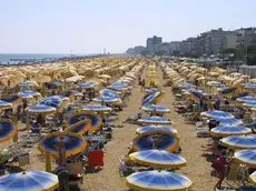 Jesolo (VE):.La spiaggia..02/08/2001 © Light Image Studio..Morsego.