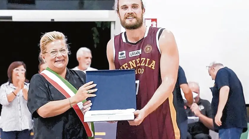 Matteo Chillo, premiato dalla sindaca di Cavallino, Roberta Nesto come Mvp del trofeo Dalla Riva SportFloors.