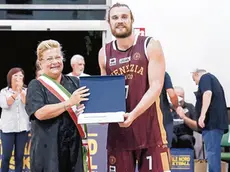 Matteo Chillo, premiato dalla sindaca di Cavallino, Roberta Nesto come Mvp del trofeo Dalla Riva SportFloors.