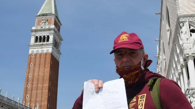 Interpress\M.Tagliapietra Venezia 25.04.2020.- Venetisti in piazza San Marco. Raffaele Serafini con autocertificazione.