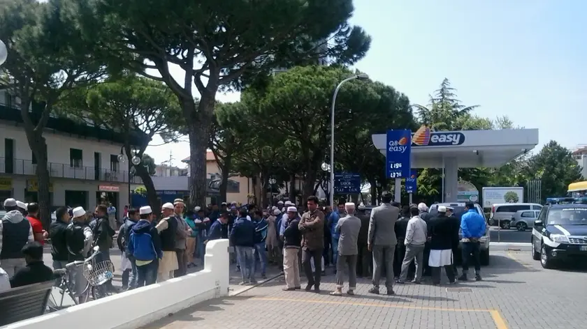 L'incontro dei musulmani davanti al centro di Preghiera, rimasto chiuso a Jesolo (foto Tommasella)