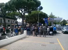 L'incontro dei musulmani davanti al centro di Preghiera, rimasto chiuso a Jesolo (foto Tommasella)