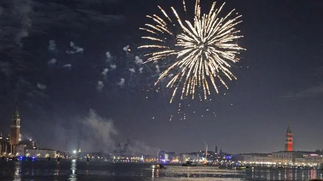 Fireworks explode over the historic Saint Marc Lagoon in Venice, to celebrate the New Year, in Venice, Italy, 01 January 2015. Lo spettacolo pirotecnico sul bacino di San Marco, unico spettacolo concesso per la notte di capodanno nel centro storico lagunare, la scorsa notte 31 dicembre 2014. ANSA/ANDREA MEROLA
