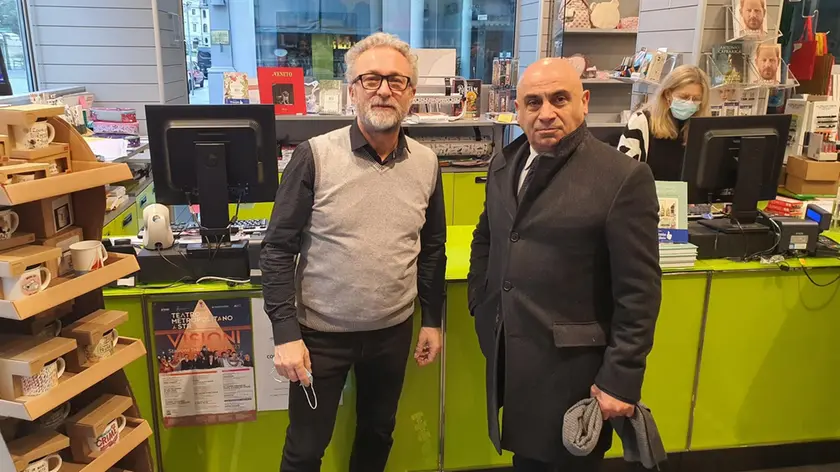 Il direttore della libreria Moderna, Luca Battiston, con il presidente dell’associazione sostenitori polizia, Flaviano Iuliano