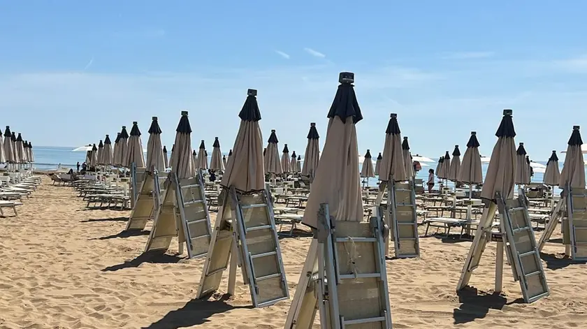 La spiaggia di Jesolo già allestita con sdraio e ombrelloni
