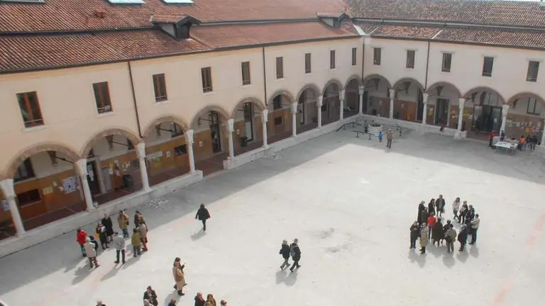 VENEZIA 20060325 INAUGURAZIONE ANNO ACCADEMICO DELLA SCUOLA SUPERIORE ARTISTICA, . in foto il cortile ACCADEMIA BELLE ARTI AL'EX CONVENTO SANSOVINIANO DEGLI INCURABILI (INTERPRESS/InterPress ) Accanto, il direttore della Accademia di Belle Arti di Venezia. A sinistra, il cortile dell'Accademia