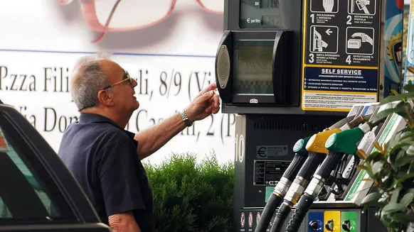 20070714 - ROMA - FIN - BENZINA:VACANZA COL CARO-GREGGIO,SUPEREURO NON FUNZIONA. Un'immagine d'archivio che mostra un automobilista che osserva il prezzo del carburante ad un distributore. Estate calda ai distributori di benzina per i vacanzieri in partenza per il mini-esodo estivo. prezzi del carburante non rallentano la loro corsa dopo i rincari dei giorni scorsi e anzi si avvicinano a sfiorare quota 1,38 euro al litro. Dietro questo aumento c'e' il forte rialzo del greggio, che ha toccato da poco il suo record da agosto scorso, e ha anche vanificato la speranza dei consumatori che il super-euro potesse finalmente 'calmare' i listini dei distributori. ANSA/VIRGINIA FARNETI/DC