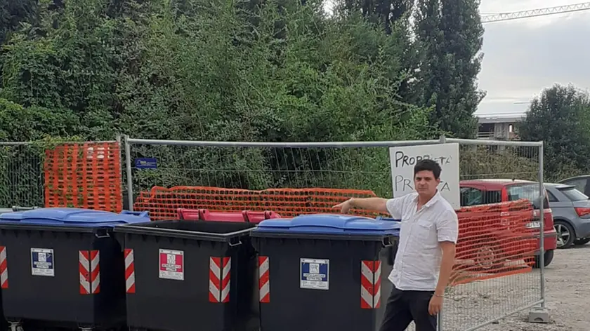 Il ristoratore Giacomo Silvestri e i bidoni dei rifiuti al centro delle polemiche in piazza a Oriago di Mira