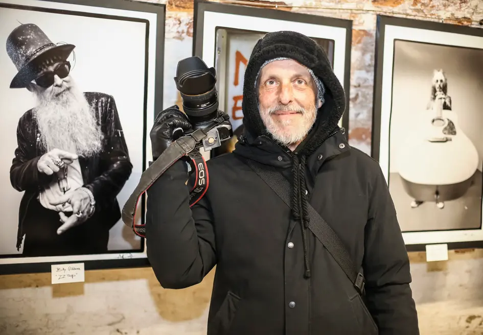 Foto Agenzia Candussi / SCATTOLIN / Mestre via FORTE MARGHERA / MESTRE MOSTRA FOTOGRAFICA ALEX RUFFINI A FORTE MARGHERA. IN FOTO ALEX RUFFINI CON LE SUE OPERE.