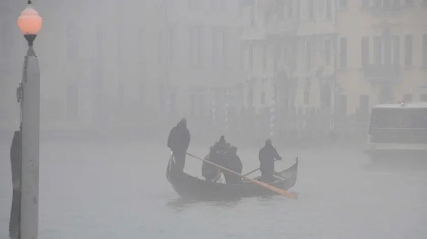 Vitucci Venezia 17.01.2012.- Nebbia fitta in Canal Grande.- Interpress