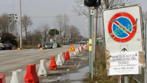 Agenzia Candussi, giornalista Chiarin. Nuova segnaletica stradale di divieto si sosta con rimozione forzata per nuovi lavori cantiere in via del Petrolio Mestre.