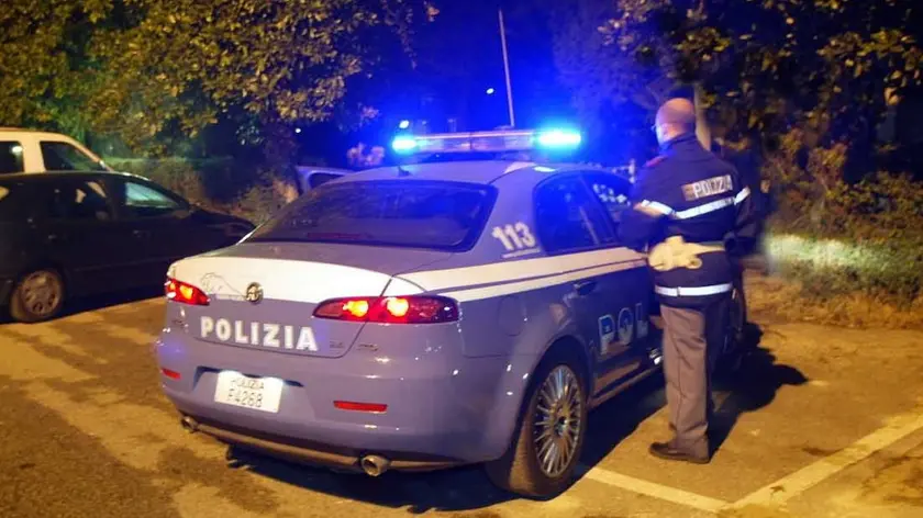 in foto la polizia intervenuta sul parcheggio dove si e' svolto l'agguato..RAPINA PER 30 MILA EURO ALL' IPPODROMO SANT'ARTEMIO IN VIALE FELISSENT - polizia notte..