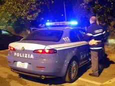 in foto la polizia intervenuta sul parcheggio dove si e' svolto l'agguato..RAPINA PER 30 MILA EURO ALL' IPPODROMO SANT'ARTEMIO IN VIALE FELISSENT - polizia notte..