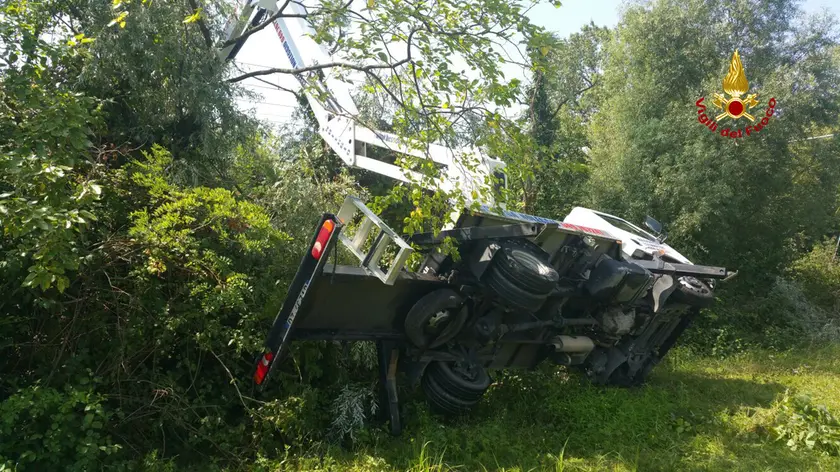 Il camion ribaltato a ridosso dei binari