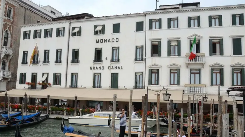 Morsego Interpress/M.Tagliapietra Venezia 07.06.2012.- Imbrattata la Hall dell Hotel Monaco & Gran Canal.