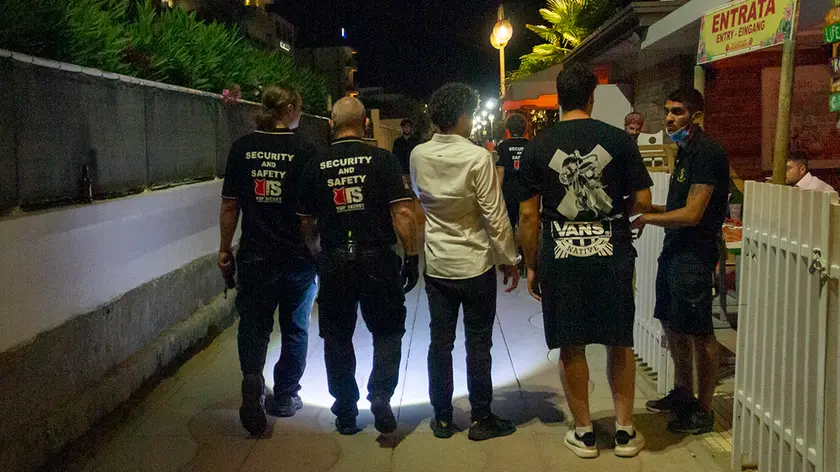 Controlli notturni degli steward lungo gli accessi a mare di Jesolo (foto Vianello)