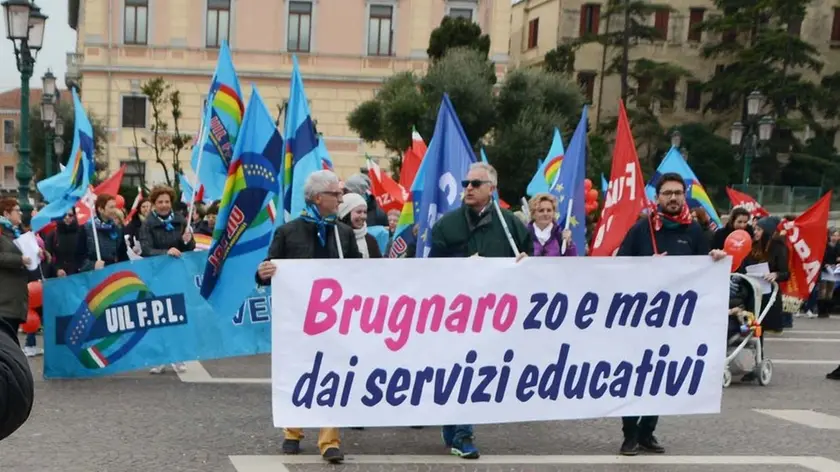 Interpress/M.Tagliapietra Venezia 04.03.2017.- Protesta contro Brugnaro delle maestre, bambini e genitori dalla Ferrovia a San Geremia. Gioco dell'oca sotto la sede della rai.