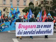Interpress/M.Tagliapietra Venezia 04.03.2017.- Protesta contro Brugnaro delle maestre, bambini e genitori dalla Ferrovia a San Geremia. Gioco dell'oca sotto la sede della rai.